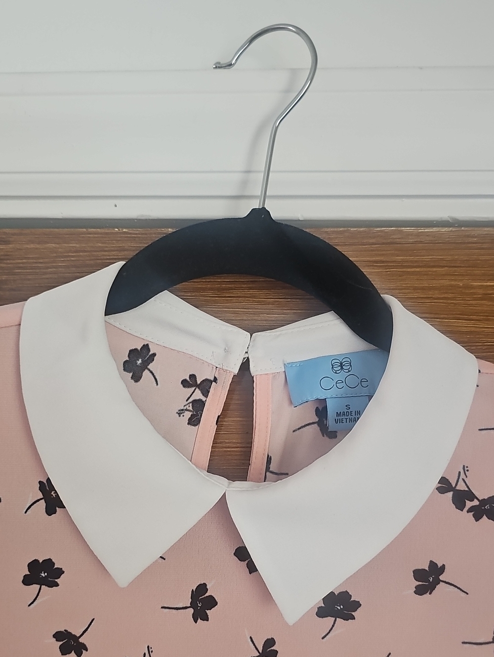 CeCe Light Pink/Peach Floral Blouse with White Peter Pan Collar. Small - Picture 2 of 4